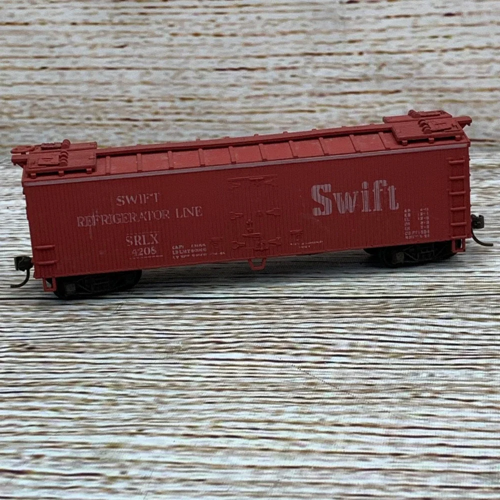 Red Swift Refrigeration Line SRLX 4208 HO Scale‎ Model Train Car